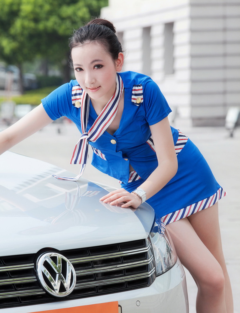 制服美女与帕萨特伴行