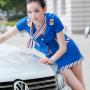 制服美女与帕萨特伴行