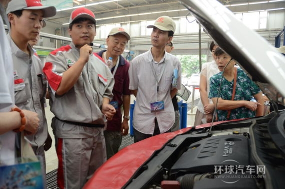 车主们参观一汽丰田的维修保养流程，并在现场和技师交流。
