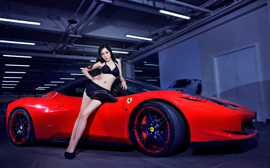 美胸女郎情迷红色超跑