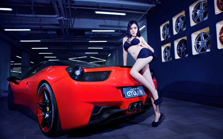 美胸女郎情迷红色超跑
