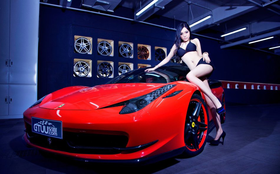 美胸女郎情迷红色超跑