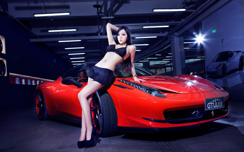 美胸女郎情迷红色超跑