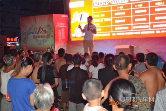 分发小礼品