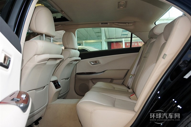2012款 V6 2.5L Royal Saloon尊贵版