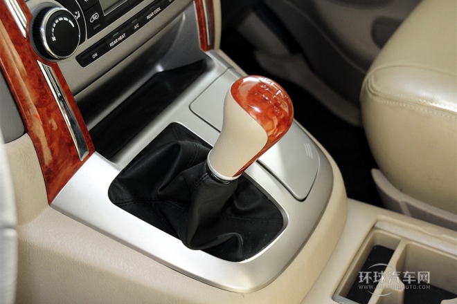 2010款 2.4L-3代 尊领标准型9座4RB2